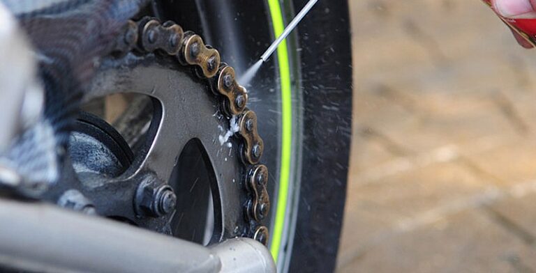 La Importancia de Limpiar y Lubricar la Cadena de tu Moto: Mantén tu Máquina en Forma Óptima